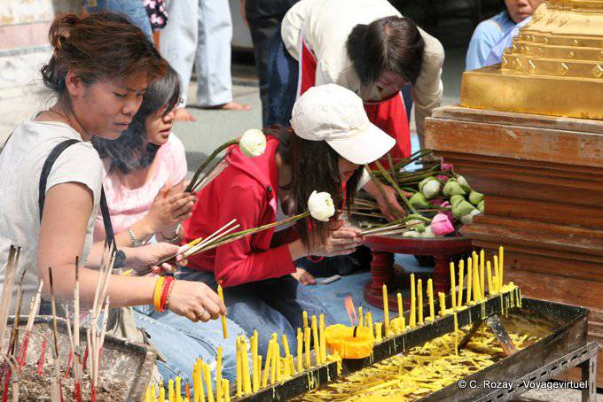Offerte femminile Wat Doi Suthep, Chiang Mai - La Tailandia