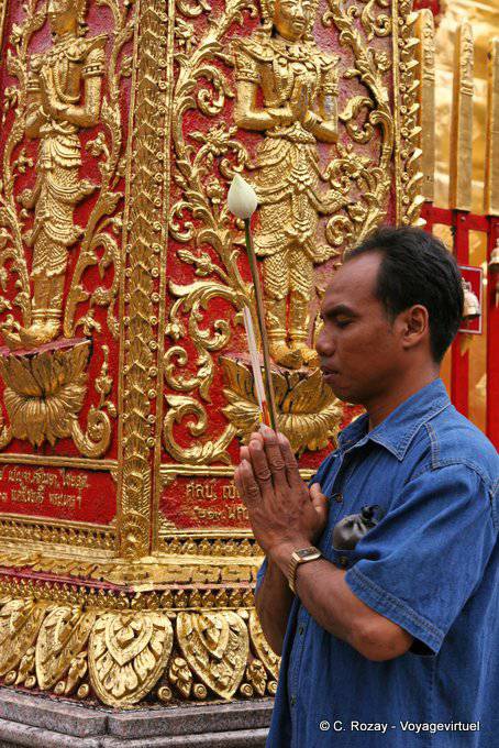 Uomo che prega con loto Wat Doi Suthep, Chiang Mai - La Tailandia