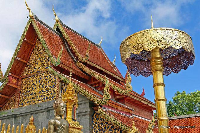Ricca decorazione in oro e ombrellone, Wat Doi Suthep, Chiang Mai - La Tailandia