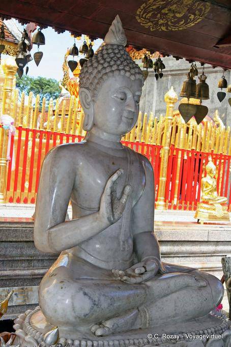 Buddha seduto in marmo bianco, Wat Doi Suthep, Chiang Mai - La Tailandia