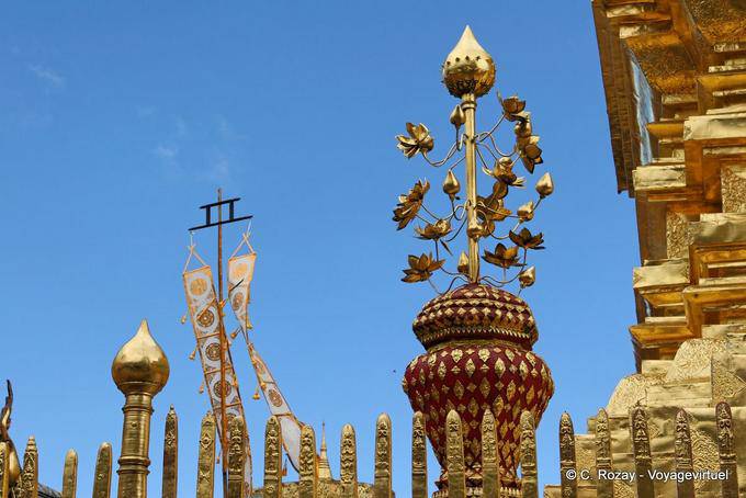 Elementi decorativi di fronte al Chedi, Wat Doi Suthep, Chiang Mai - La Tailandia