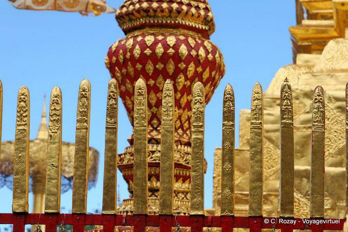 Top della porta del chedi, Wat Doi Suthep, Chiang Mai - La Tailandia