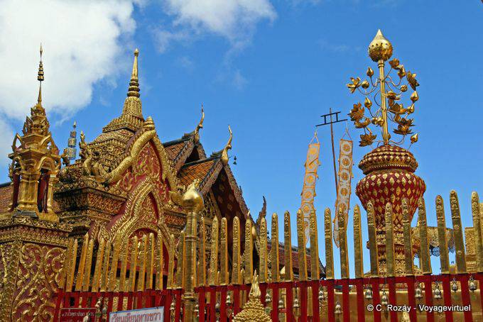 La ricchezza del santuario, Wat Doi Suthep, Chiang Mai - La Tailandia