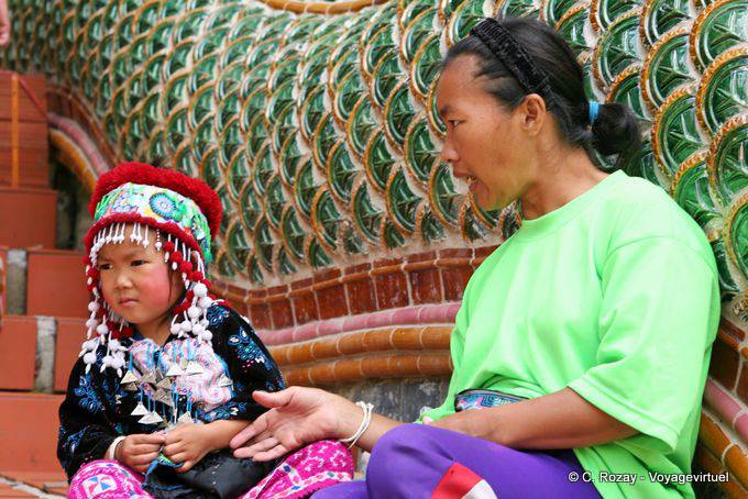 Bambini in costume tradizionale, Wat Doi Suthep, Chiang Mai - La Tailandia