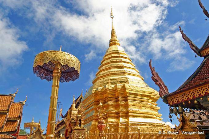 Ombrellone e oro stupa, Wat Doi Suthep, Chiang Mai - La Tailandia