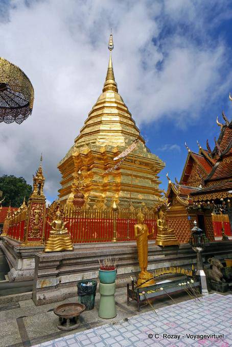 Buddha in piedi di fronte al Chedi, Wat Doi Suthep, Chiang Mai - La Tailandia
