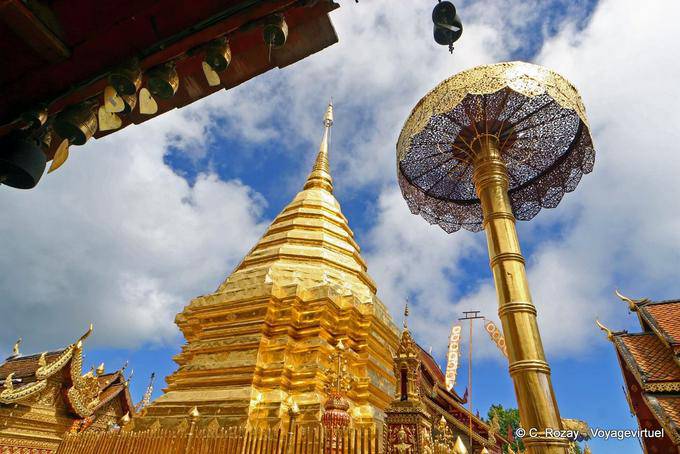 Il parasole e oro chedi, Wat Doi Suthep, Chiang Mai - La Tailandia