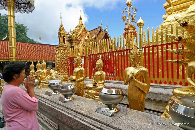 Femminile in preghiera, Wat Doi Suthep, Chiang Mai - La Tailandia