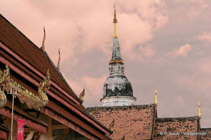 Tetti e chedi superiore, Wat Phra Singh, Chiang Mai - La Tailandia