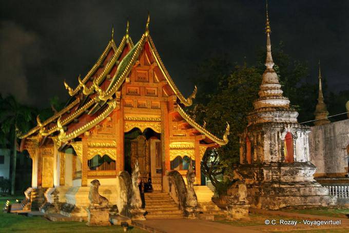 Wihan Lai Kham visto di notte, Wat Phra Singh, Chiang Mai - La Tailandia