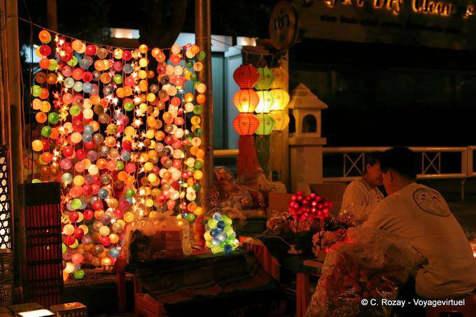 Commercio multicolore, Wat Phra Singh, Chiang Mai - La Tailandia