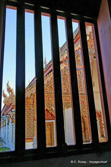 Vista dietro la finestra, Wat Phra Singh, Chiang Mai - La Tailandia