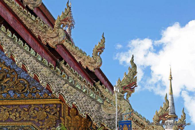 Draghi alla fine del tetto, Wat Phra Singh, Chiang Mai - La Tailandia