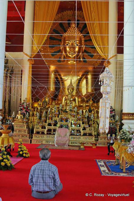 All'interno del Viharn Luang, il Wat Phra Singh, Chiang Mai - La Tailandia