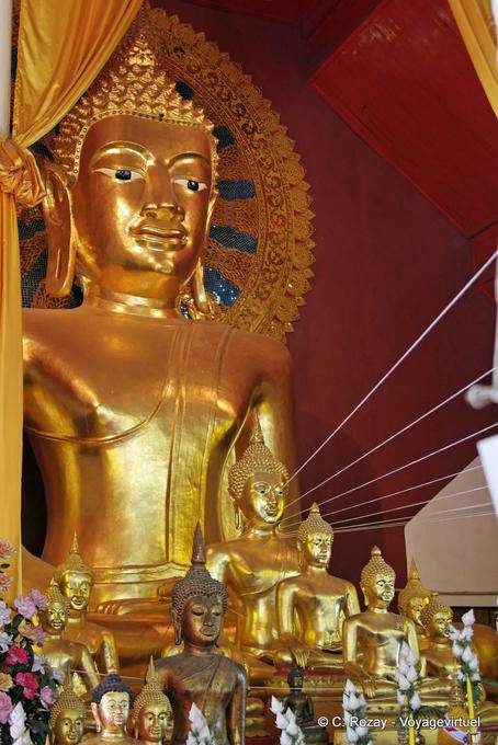 Immagine del 15 ° secolo il Buddha, Wat Phra Singh, Chiang Mai - La Tailandia