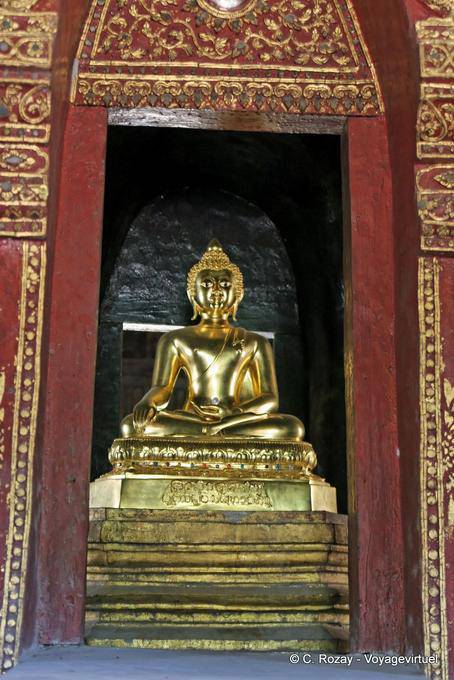 Golden Buddha nicchia, Wat Phra Singh, Chiang Mai - La Tailandia
