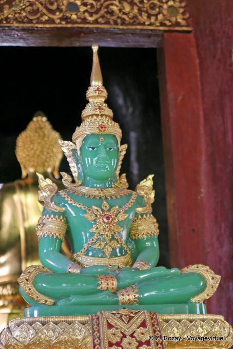 Primo piano del Buddha di Smeraldo, il Wat Phra Singh, Chiang Mai - La Tailandia