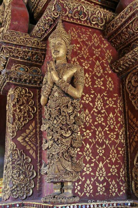 Oro statua pregando, Wat Phra Singh, Chiang Mai - La Tailandia
