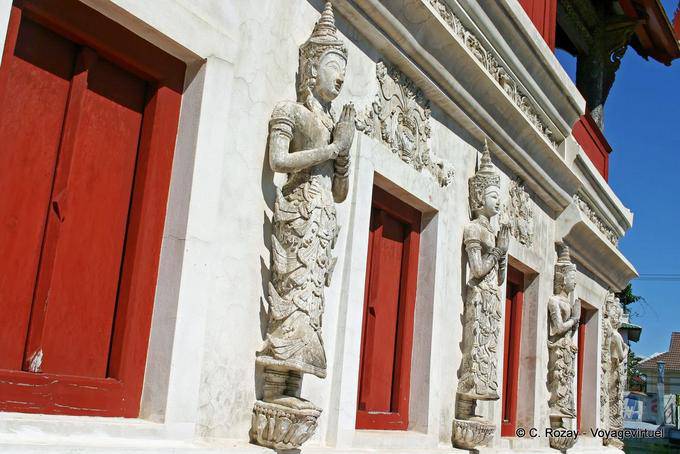 Statue di preghiera sulla parete della biblioteca tempio Wat Phra Singh, Chiang Mai - La Tailandia