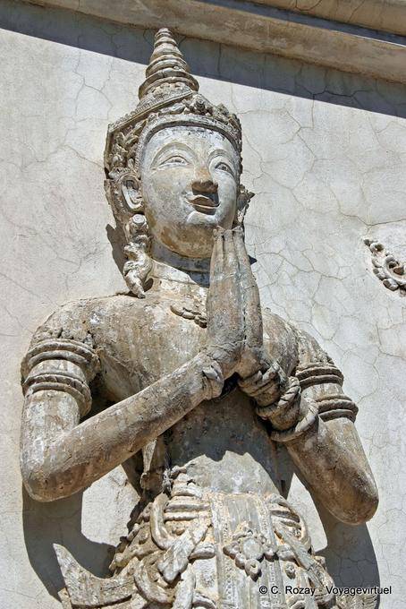 Statua della base della biblioteca del tempio Ho Trai, Wat Phra Singh, Chiang Mai - La Tailandia
