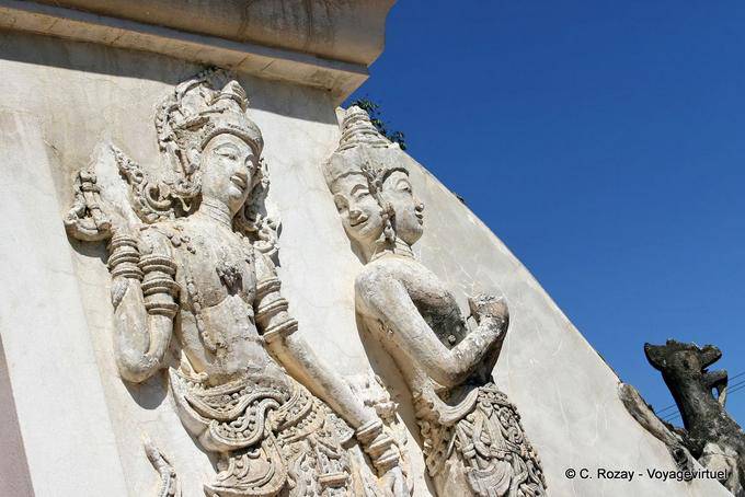 Bassorilievo della stupa, Wat Phra Singh, Chiang Mai - La Tailandia