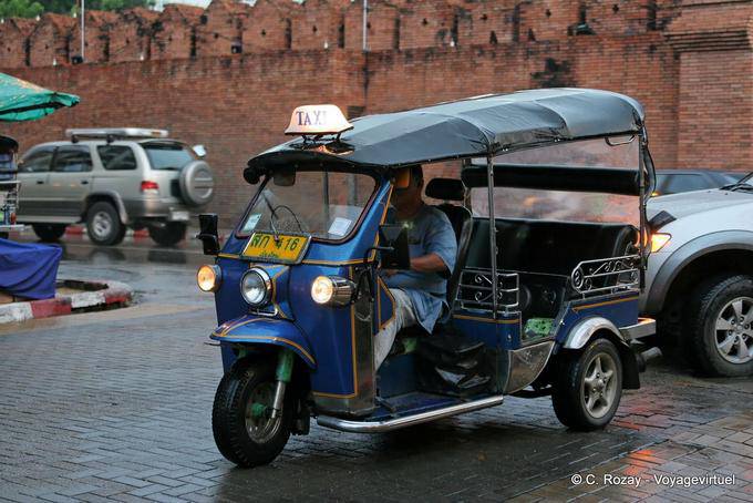 Tuk tuk motorizzato su una strada a Chiang Mai - La Tailandia