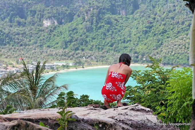 Ragazza ammirando Lodalum Bay, Koh Phi Phi - La Tailandia
