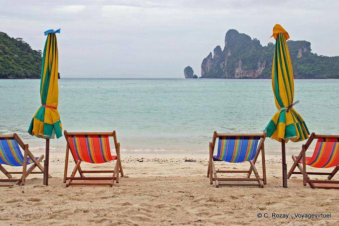 Sedie a sdraio sulla spiaggia, Koh Phi Phi - La Tailandia