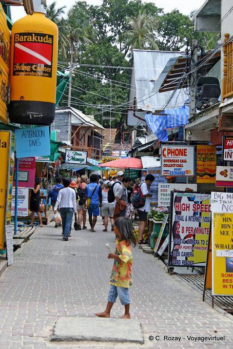 Una via del villaggio Tonsai, Koh Phi Phi - La Tailandia