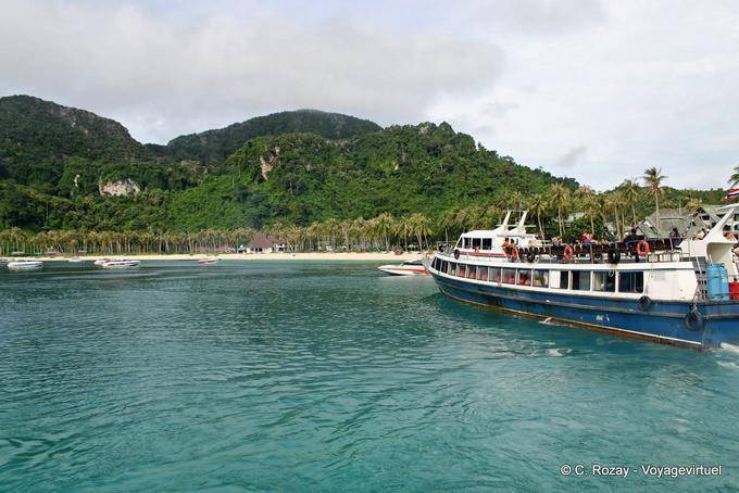 Arrivo della barca turistica, Koh Phi Phi - La Tailandia
