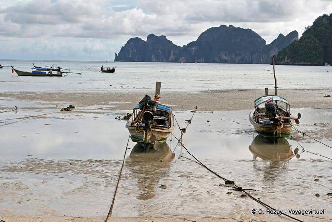 Barche a Tonsai Bay con la bassa marea, Koh Phi Phi - La Tailandia