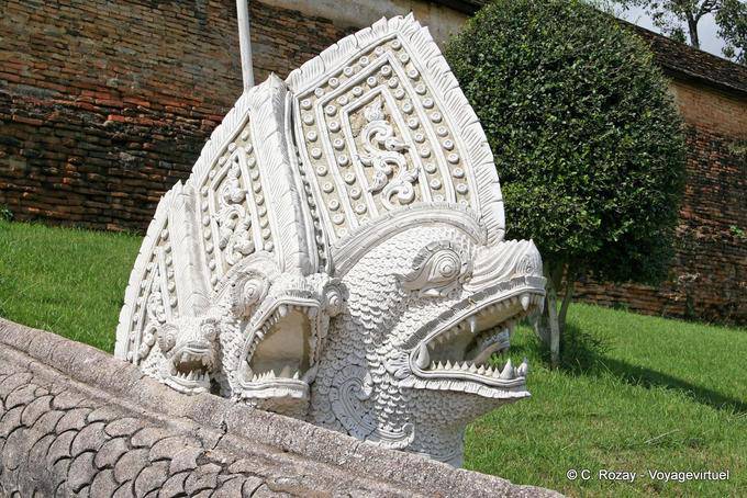 Tripla Naga all'ingresso di Wat Phra That Lampang Luang - La Tailandia