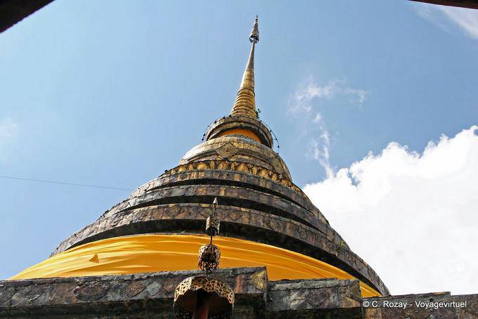 Top of Chedi Wat Phra That Lampang Luang, Lampang - La Tailandia