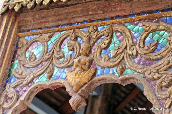 Dettaglio facciata di San Viharn Phra Sila, il Wat Phra That Lampang Luang - La Tailandia