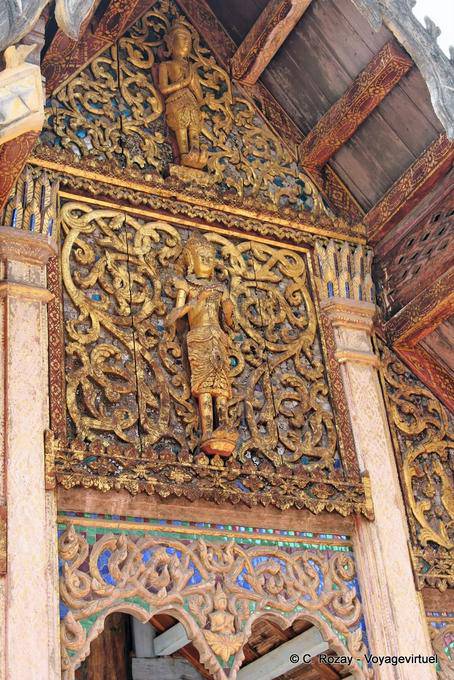La parte anteriore della facciata di San Viharn Phra Sila, il Wat Phra That Lampang Luang - La Tailandia