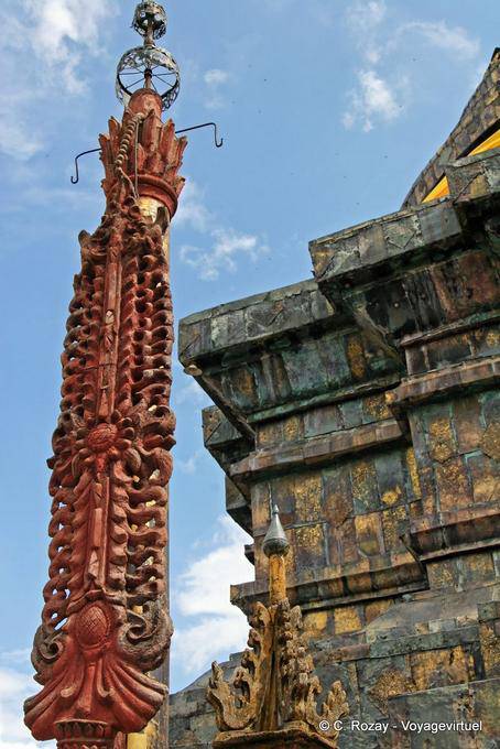 Totem nei pressi del chedi, Wat Phra That Lampang Luang - La Tailandia