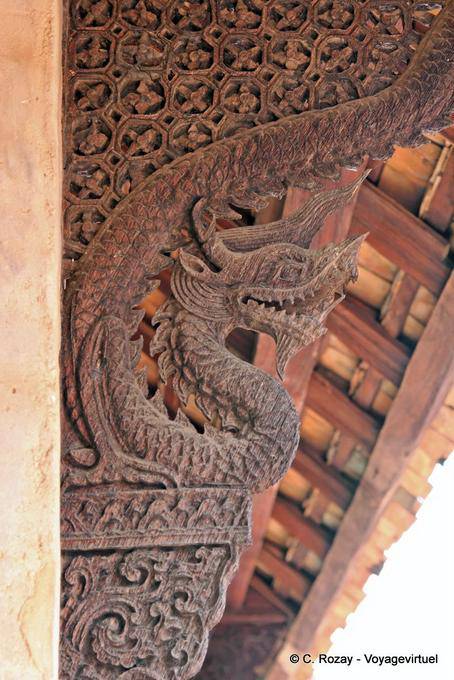 In legno intagliato Naga, il Wat Phra That Lampang Luang - La Tailandia