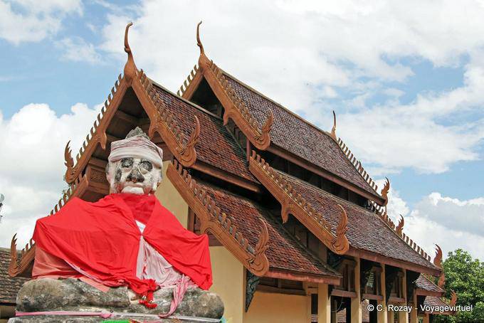 Bizarre Buddha sul retro della Viharn Nam Tam, il Wat Phra That Lampang Luang - La Tailandia