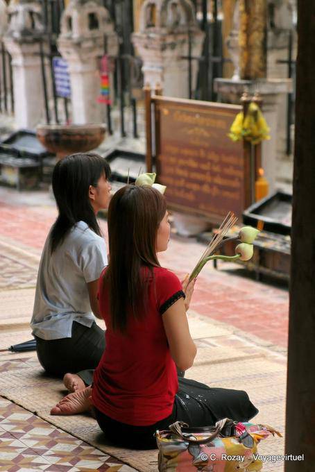 Giovani donne in preghiera, il Wat Phra That Lampang Luang - La Tailandia