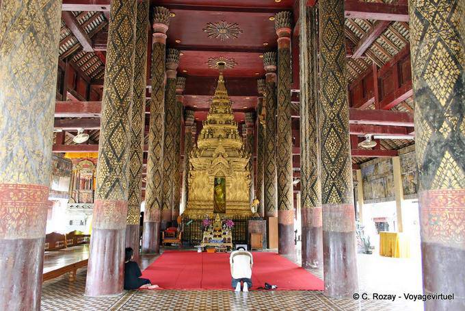 Phra Chao Lan preghiera davanti Ton, il Wat Phra That Lampang Luang - La Tailandia