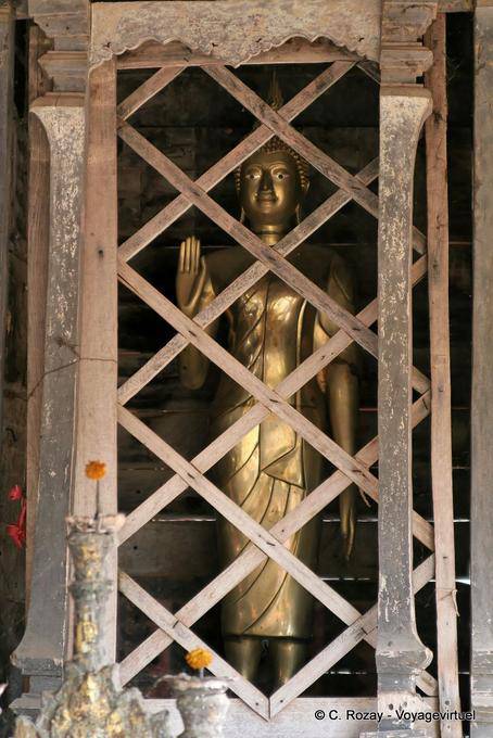 Buddha Abhaya Mudra in gabbia, il Wat Phra That Lampang Luang - La Tailandia