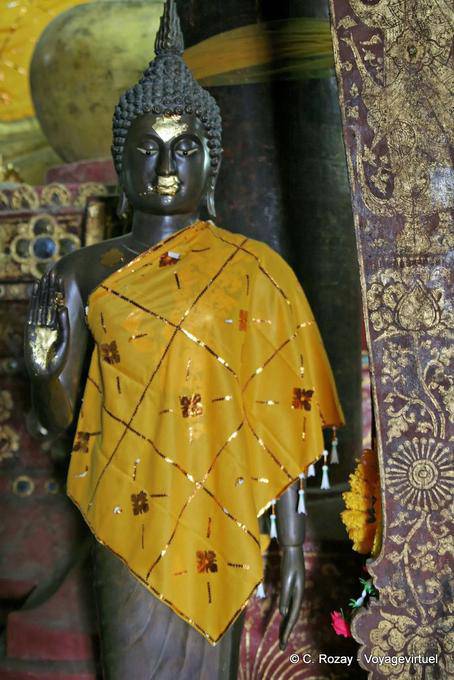Nero Abhaya Mudra Buddha, Wat Phra That Lampang Luang - La Tailandia