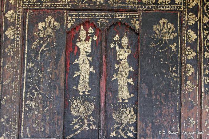Vecchia vernice sulla porta, il Wat Phra That Lampang Luang - La Tailandia
