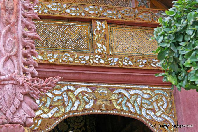 Particolare della facciata di Viharn Phra Put, il Wat Phra That Lampang Luang - La Tailandia