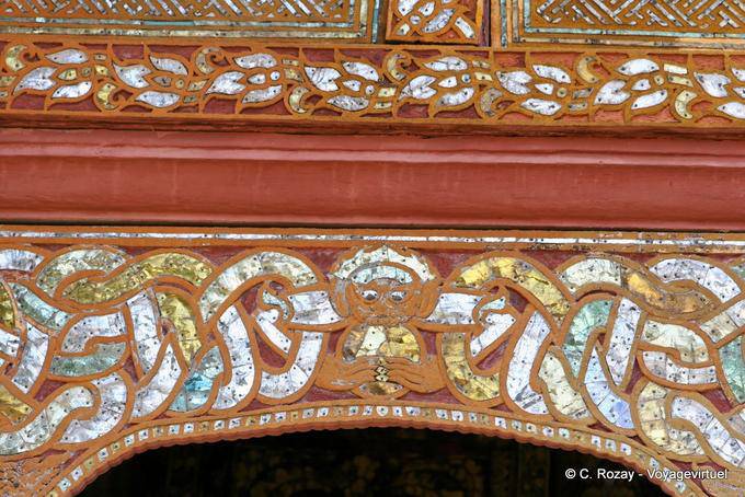 Close-up su ingresso Viharn Phra Put, il Wat Phra That Lampang Luang - La Tailandia