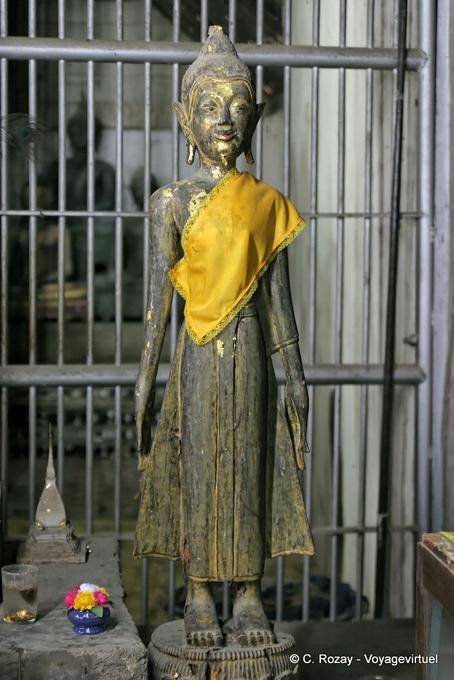 Buddha in piedi davanti a una porta, il Wat Phra That Lampang Luang - La Tailandia