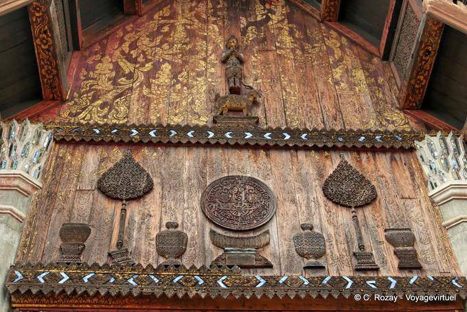 Thewada una figura in piedi su una capra, scultura lignea, il Wat Phra That Lampang Luang - La Tailandia