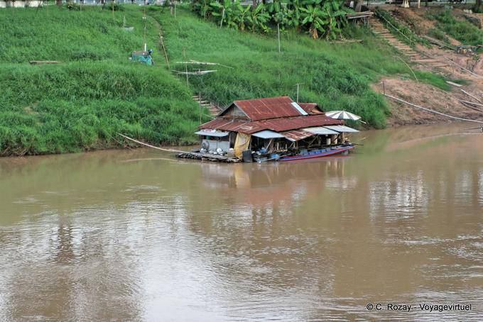 Floating case di Nan River, Phitsanulok - La Tailandia