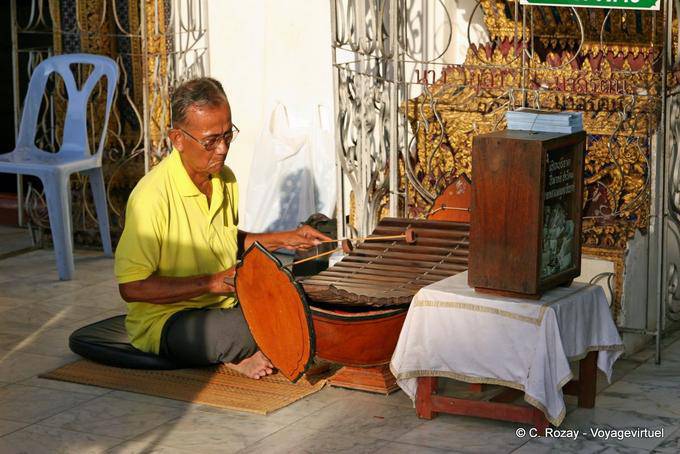 Musicista religiosa, Wat Phra Si Rattana Mahathat, Phitsanulok - La Tailandia