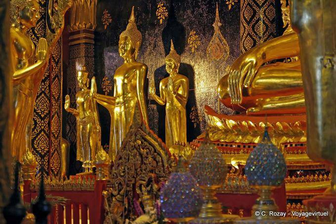 Buddha in piedi ai piedi di Phra Buddha Chinnarat, Wat Phra Si Rattana Mahatha, Phitsanulok - La Tailandia